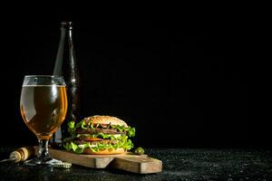 hamburguer com cerveja. foto