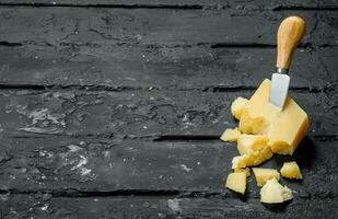 parmesão queijo com faca. foto