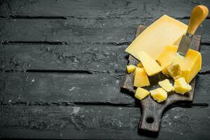 parmesão queijo em uma de madeira borda. foto