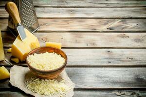 Grato parmesão queijo dentro tigela. foto