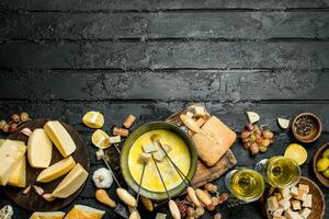 delicioso fondue queijo com branco vinho. foto