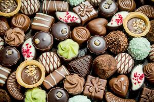 chocolates doces com diferente recheios. foto