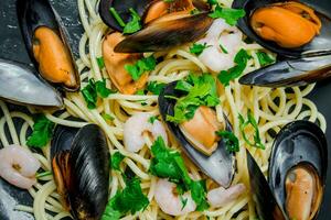 Mediterrâneo Comida. frutos do mar espaguete com amêijoas. foto