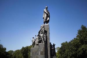 o monumento a taras shevchenko na rua sumskaya foto