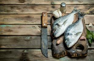 cru mar peixe dorado com ervas e aromático especiarias. foto