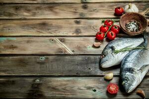 cru mar peixe dorado com tomates, especiarias e ervas. foto