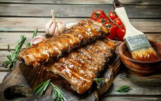 grelhado costelas com tomate molho e alho. foto