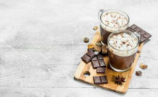 quente chocolate com marshmallows. foto