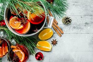 Natal quente ponderado vinho dentro uma Panela do especiarias e ervas. foto