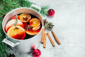 Natal quente ponderado vinho dentro uma Panela do especiarias e ervas. foto