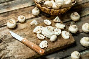 cortar cogumelos em uma corte borda com uma faca. foto