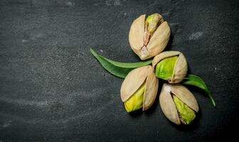 pistachios com folhas . foto