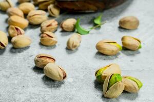 pistachios com folhas. foto