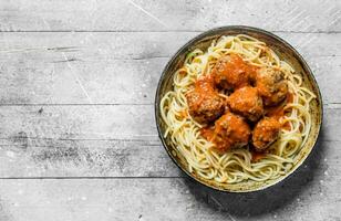 espaguete com carne bolas dentro frigideira. foto