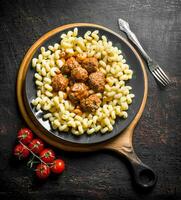 massa com carne bolas e tomates em uma ramo. foto