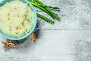 amassado batatas com verde cebolas e alho. foto