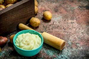 amassado batatas dentro uma tigela. foto