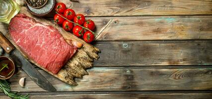 cru eu no. fresco carne em uma corte borda com ervas e especiarias. foto