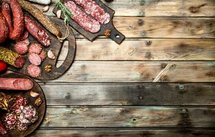 vários tipos do salame em uma borda com nozes. foto