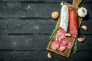 salame com alho e alecrim. foto