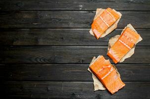 cru salmão peixe bifes em papel. foto