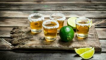 tequila dentro uma tiro vidro em uma corte borda com Lima. foto