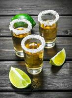 tequila dentro uma tiro vidro do sal e Lima. foto
