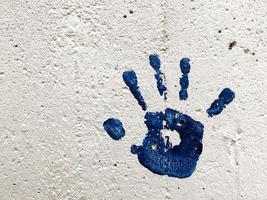 graffiti grunge forma de símbolo de mão na parede de pedra foto