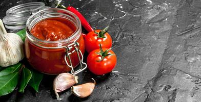 tomate molho com baía folha, alho e Pimenta. foto