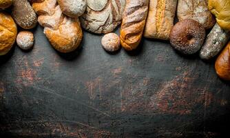 uma variedade do pães. foto
