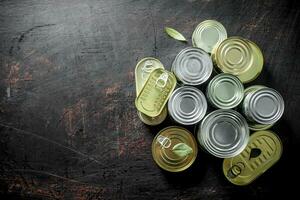 fechadas latas do enlatado Comida. foto