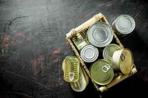 fechadas latas do enlatado Comida em bandeja. foto