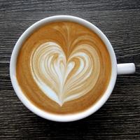 vista superior de uma caneca de café latte art. foto