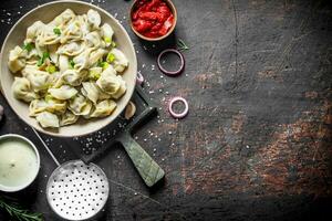 dumplings com carne bovina, tomate colar e azedo creme. foto