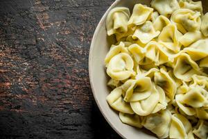 dumplings com carne em uma placa. foto