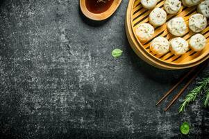 tradicional prato. dumplings manta com carne dentro uma bambu vaporizador. foto