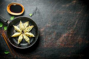 chinês gedza dumplings com soja molho. foto