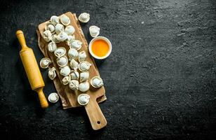 cru bolinho de massa com rolando PIN e ovo gema. foto