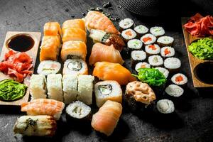 conjunto do Sushi rolos com gengibre e soja molho. foto