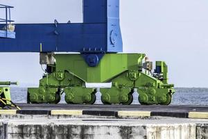 guindaste de cais gigante no estaleiro portuário foto