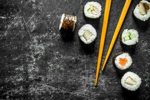 Sushi rolos com de madeira pauzinhos. foto