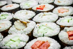 japonês rolos com vegetais, salmão e frango. foto