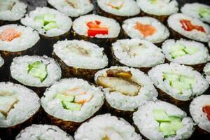 japonês rolos com vegetais, salmão e frango. foto