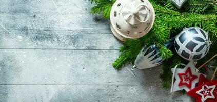 Natal castiçal com Natal decorações e abeto galhos. foto