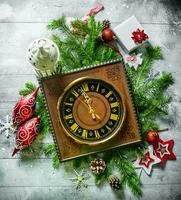 velho relógio com Natal decorações e abeto galhos. foto