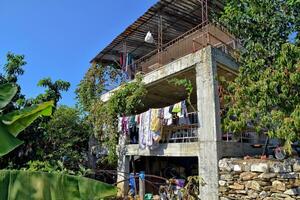 solteiro solitário branco casas de a turco altos dentro a montanhas foto