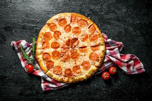 crocantes calabresa pizza em uma guardanapo. foto