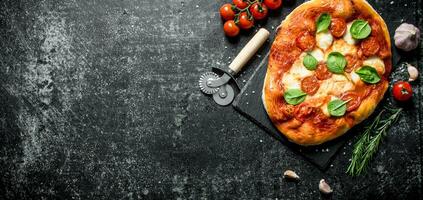 caseiro pizza com alho cravo, tomates e alecrim. foto
