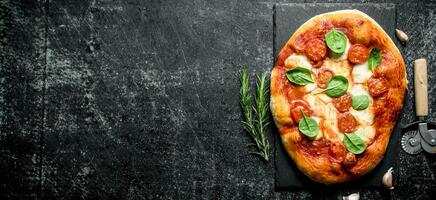 caseiro pizza com salsichas, queijo e espinafre. foto