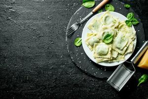 Ravioli com queijo e espinafre em uma pedra borda. foto